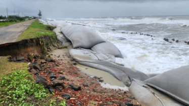 কক্সবাজারে জোয়ারের পানি বেড়ে সমুদ্র তীরের মেরিন ড্রাইভে ভাঙন