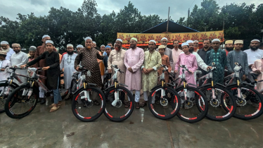 ৪১ দিন জামায়াতে নামাজ আদায়কারী শিশু-কিশোরদের সাইকেল-স্কুল ব্যাগ উপহার