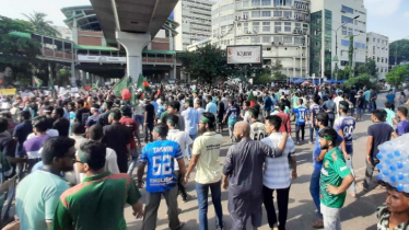 আন্দোলন স্থগিত করার ঘোষণা প্রত্যাহার, শিক্ষার্থীদের রাজপথ অবরোধ