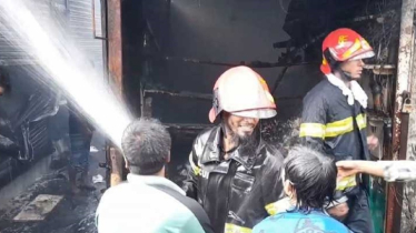 ফতুল্লায় আগুনে পুড়ে গেলো অন্তত ২০ বসতঘর