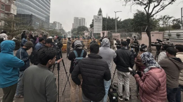 না ফেরার দেশে বেগম খালেদা জিয়া, এভারকেয়ারের সামনে নেতাকর্মীদের ভিড়