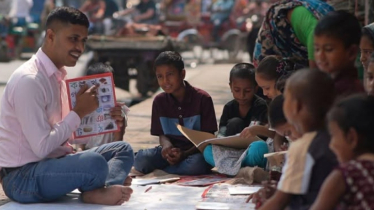 শিক্ষাবঞ্চিত শিশু ও অসহায়দের জন্য কাজ করে যাচ্ছেন পুলিশ সদস্য দোলন