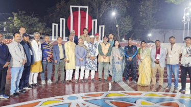 কেন্দ্রীয় শহীদ মিনার পরিদর্শন করেছেন ঢাবি উপাচার্য