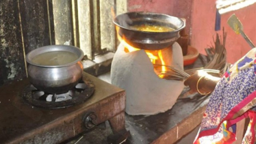 গ্যাস সংকটে বাধ্য হয়ে লাকড়ির চুলা জ্বালাচ্ছেন শহরের বাসিন্দারা