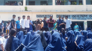 ঢাকা-চট্টগ্রাম মহাসড়ক অবরোধ করে বিক্ষোভ শিক্ষার্থীদের