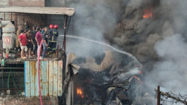নিয়ন্ত্রণে পুরান ঢাকার প্লাস্টিক কারখানার আগুন 