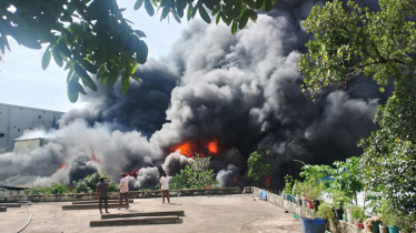 চট্টগ্রামের কর্ণফুলী ইপিজেডে ভয়াবহ আগুন, নিয়ন্ত্রণে ৮ ইউনিট