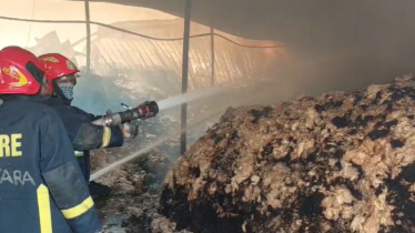 ৮ ইউনিটের দেড় ঘণ্টার চেষ্টায় তুলার গুদামের আগুন নিয়ন্ত্রণে