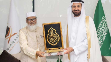 কাবার গিলাফ উপহার পেলেন ধর্ম উপদেষ্টা