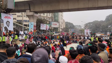 হাদি হত্যার বিচার চাইতে শাহবাগে চলছে ইনকিলাব মঞ্চের অবরোধ