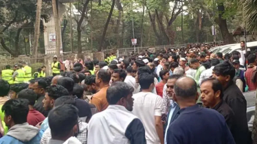 ওসমান হাদির সমাধি দেখতে শাহবাগ এলাকা জনসমুদ্র