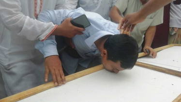শেষবিদায়ে মেয়ের কফিনে বাবার চুমু, বাকরুদ্ধ মা!  