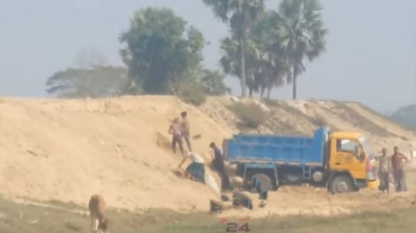 পরশুরামে বল্লামুখা বেড়িবাঁধের মাটি-বালু লুট