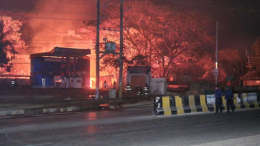 এক কিলোমিটার এলাকাজুড়ে আগুন; ব্যাপক ক্ষতি, দগ্ধ ১৫ এক কিলোমিটার এলাকাজুড়ে আগুন; ব্যাপক ক্ষতি, দগ্ধ ১৫