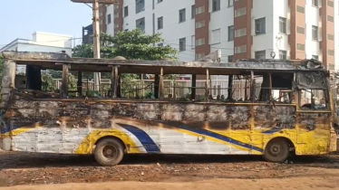 আশুলিয়ায় বাসে আগুন দিলো দুর্বৃত্তরা