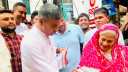 ৩১ দফা প্রচারে লিফলেট হাতে জনগণের দ্বারে দ্বারে এস এম জাহাঙ্গীর 