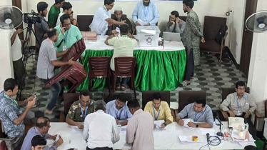 জাকসু নির্বাচন: ছাত্রদের দাবির মুখে রাতে আবারও ভোট গণনা শুরু