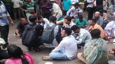 জুলাই ঘোষণাপত্রের দাবিতে যমুনার সামনে আহতদের অবস্থান