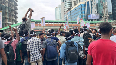 কারওয়ান বাজারে মালয়েশিয়া গমনেচ্ছুদের বিক্ষোভ, যান চলাচল বন্ধ