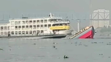 যাত্রীবাহী লঞ্চের ধাক্কায় ডুবে গেল বালুবাহী বাল্কহেড যাত্রীবাহী লঞ্চের ধাক্কায় ডুবে গেল বালুবাহী বাল্কহেড