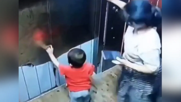 মোবাইলে ব্যস্ত মা, লিফটে আটকে গেলো শিশুর হাত!