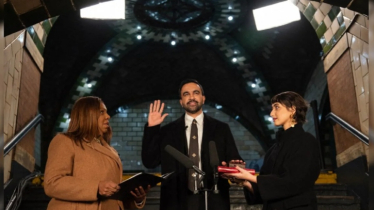 কোরআন শরিফ ছুঁয়ে শপথ নিলেন মামদানি 