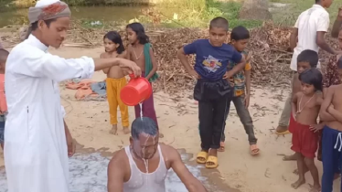 দুধ দিয়ে গোসল করে ‘পবিত্রতা’, কী বলে ইসলাম?