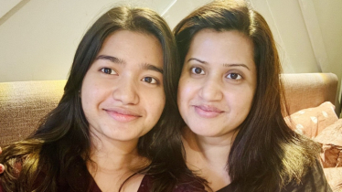 প্রথমবারের মতো একসঙ্গে গাইলেন মা ও মেয়ে