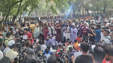 রাতের বিক্ষোভ চলছে সকালেও, যমুনার সামনে এনসিপি নেতা-কর্মীদের ১ দফার হুঁশিয়ারি