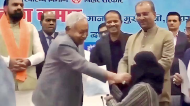 টেনে হিজাব খুললেন ভারতের মুখ্যমন্ত্রী, চাকরিতে যোগ দেননি সেই নারী