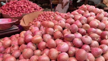 হঠাৎ পেঁয়াজের ঝাঁজে দিশেহারা ক্রেতারা, দাম বেড়েছে প্রায় দ্বিগুণ