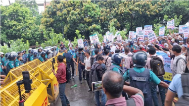 বেসরকারি প্রাইমারি শিক্ষকদের ওপর পুলিশের জলকামান-সাউন্ড গ্রেনেড নিক্ষেপ