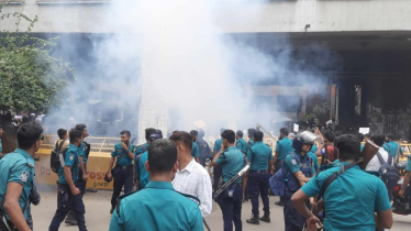 হঠাৎ উত্তপ্ত প্রেসক্লাব এলাকা, সাউন্ড গ্রেনেড নিক্ষেপ পুলিশের