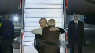 দিল্লিতে নামলেন পুতিন, বুকে জড়িয়ে নিলেন মোদি 