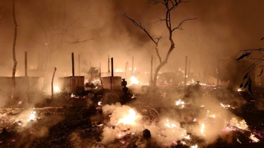 ভয়াবহ আগুনে পুড়ে গেছে রোহিঙ্গা ক্যাম্পের প্রায় ৫০টি ঘর 