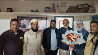 পরাজিত বিএনপি প্রার্থীকে ফুল দিয়ে বরণ করলেন বিজয়ী জামায়াত নেতা