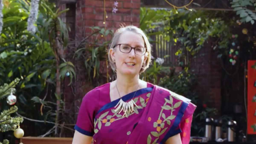 টাঙ্গাইলের শাড়ি পরে ব্রিটিশ হাইকমিশনারের বড়দিন উদযাপন