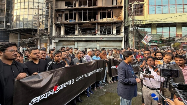 প্রথম আলোর কার্যালয়ে হামলা-ভাংচুরের প্রতিবাদে মানববন্ধন