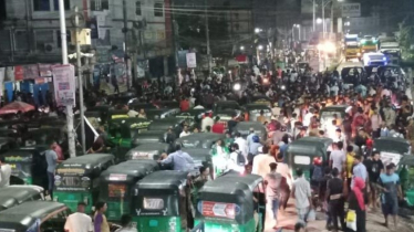 শিক্ষককে মারধরের প্রতিবাদে শাবিপ্রবির শিক্ষার্থীদের সড়ক অবরোধ