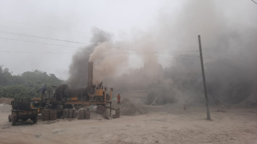রাজবাড়ীতে সড়ক সংস্কার কাজে ভয়াবহ বায়ুদূষণ, অতিষ্ঠ জনজীবন