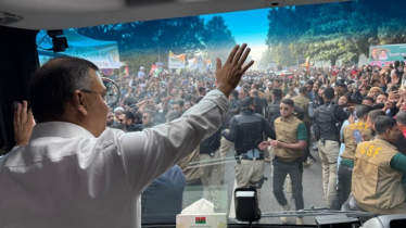 বাবার কবর জিয়ারত শেষে স্মৃতিসৌধের পথে তারেক রহমান