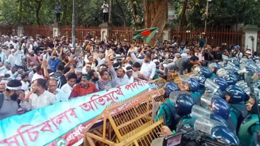 সারারাত হাইকোর্টের সামনেই অবস্থান, বুধবার আরও বড় কর্মসূচি শিক্ষকদের