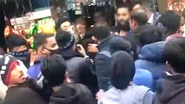 টিকিট ছাড়া ট্রেনে উঠে ছাত্র পরিচয়ে চেকারকে মারধর