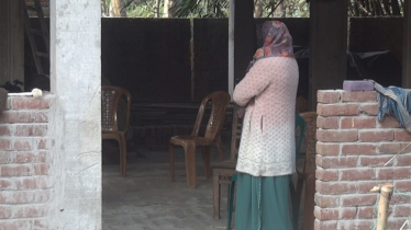বিয়ের দাবিতে প্রবাসীর বাড়িতে অনশনে এক সন্তানের মা