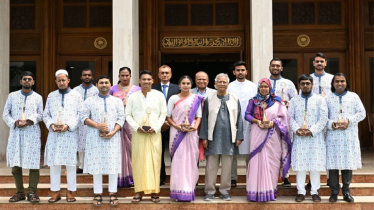 ১২ তরুণকে ‘ইয়ুথ ভলান্টিয়ার অ্যাওয়ার্ড’ দিলেন প্রধান উপদেষ্টা