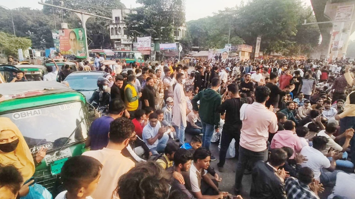 আইজিপিকে অপসারণের দাবিতে শাহবাগ অবরোধ