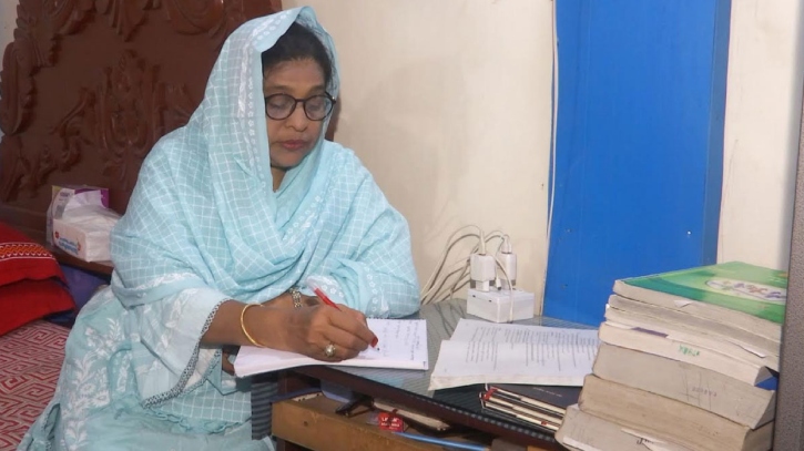 অদম্য ইচ্ছাশক্তিতে ৫৬ বছর বয়সে এইচএসসি পাস করলেন শাম্মী আক্তার