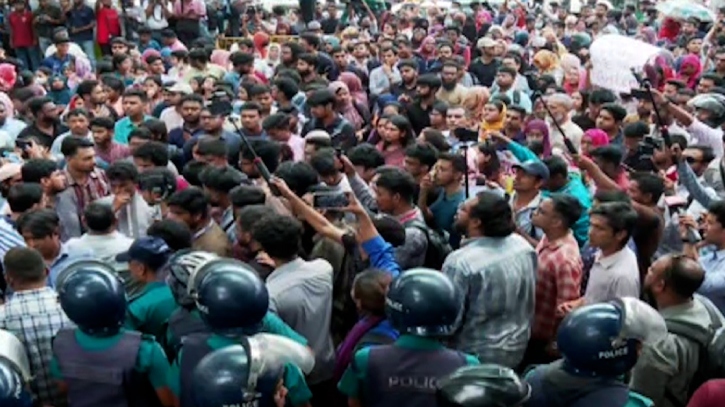 সাম্য হত্যা: ফের শাহবাগ থানা ঘেরাও ঢাবি শিক্ষার্থীদের সাম্য হত্যা: ফের শাহবাগ থানা ঘেরাও ঢাবি শিক্ষার্থীদের