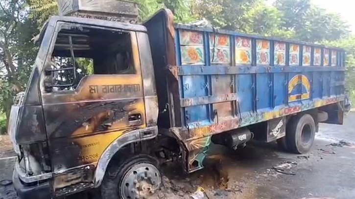 পদ্মা সেতুর সামনে ট্রাকে আগুন, আটক ২