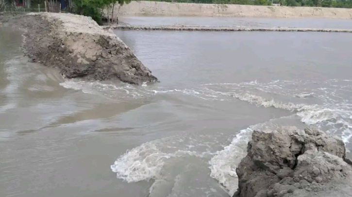 কপোতাক্ষ নদের বাঁধ ভেঙে প্রায় ৪০০ বিঘা মৎস্য ঘের প্লাবিত কপোতাক্ষ নদের বাঁধ ভেঙে প্রায় ৪০০ বিঘা মৎস্য ঘের প্লাবিত